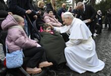 Папа Лав КСИВ моли се за болесне у ватиканској пећини Лурд