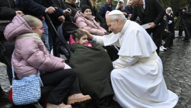 Папа Лав КСИВ моли се за болесне у ватиканској пећини Лурд