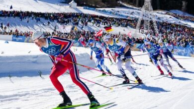 Пас прелази циљну линију заједно са скијашима током тимског спринта на Зимским олимпијским играма