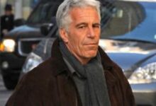 Слика из Епштајнових досијеа приказује Стивена Хокинга са две жене у бикинију: „Биле су његове неговатељице“