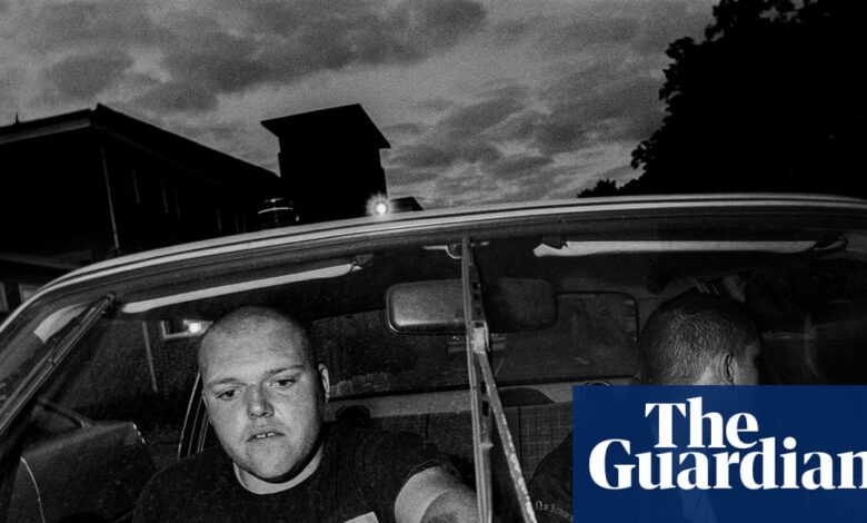 Два скинхедса броје добитке са неонацистичке свирке: најбоља фотографија Леа Регана | Уметност и дизајн