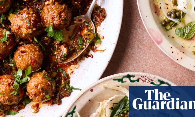 Рецепти Самија Тамимија за зачињене куглице од булгура са наром, са салатом од биља од коморача | Храна Рецепти Самија Тамимија за зачињене куглице од булгура са наром, са салатом од биља од коморача | Храна