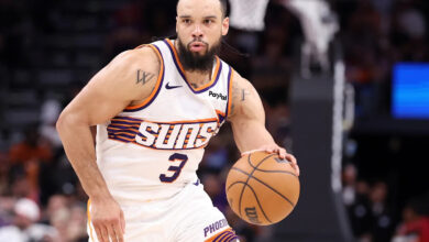 Звезда Сунса Дилон Брукс на неодређено време са сломљеном руком