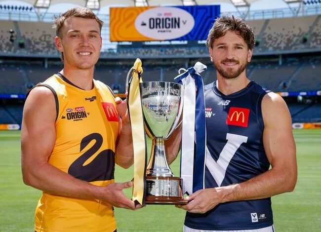 Саиграчи из Викторије Маркус Бонтемпели и Тоби Грин ломе хлеб у кафићу у Перту уочи АФЛ Оригин-а