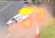 Звезда Супераутомобила Џејмс Голдинг одлази од судара ватрене лопте у Батхурсту 12 сати