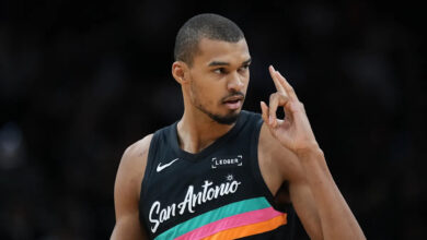 Виктор Вембањама постиже 25 поена у првој четвртини против Лејкерса