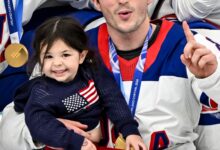 Деца Џонија Гаудроа прослављају победу тима САД у хокеју