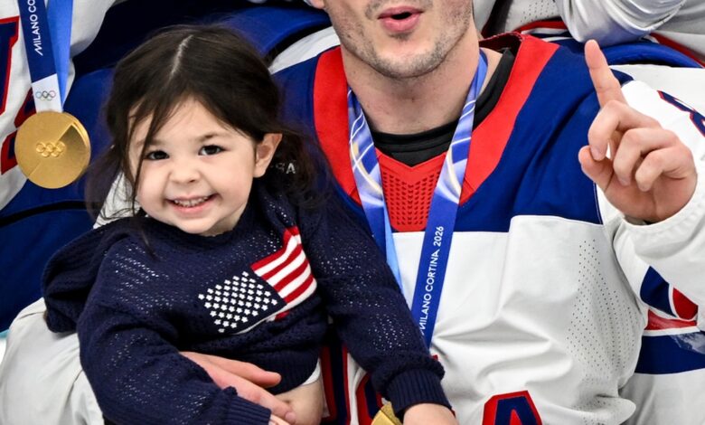 Деца Џонија Гаудроа прослављају победу тима САД у хокеју Деца Џонија Гаудроа прослављају победу тима САД у хокеју