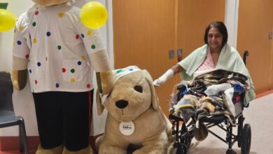 Жена губи удове након невиног лизања пса Жена губи удове након невиног лизања пса