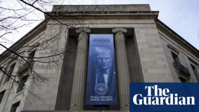 ‘Диктаторске вибрације’ док драги лидер Трамп ставља име и лице испред и у центар | Доналд Трамп