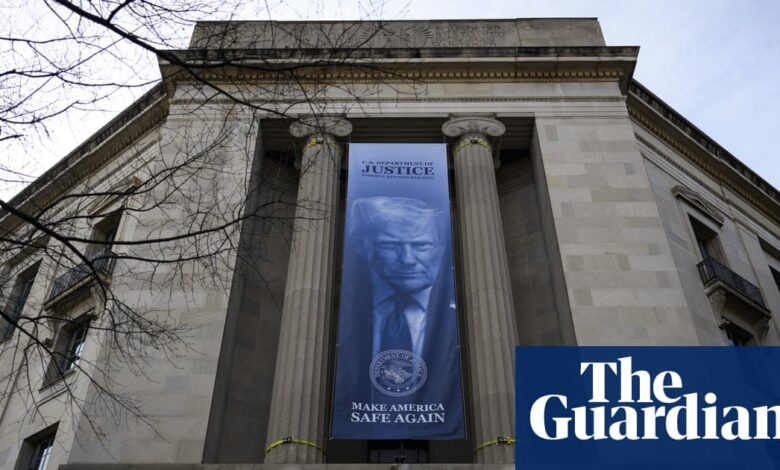 ‘Диктаторске вибрације’ док драги лидер Трамп ставља име и лице испред и у центар | Доналд Трамп ‘Диктаторске вибрације’ док драги лидер Трамп ставља име и лице испред и у центар | Доналд Трамп