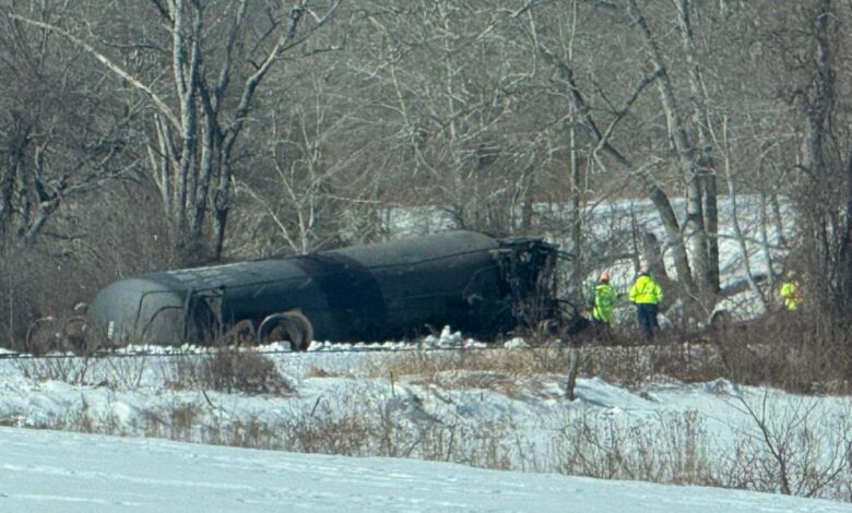 Воз који носи пропан, друге запаљиве материјале искочи из шина у Конектикату, приморавајући да се склоните на месту