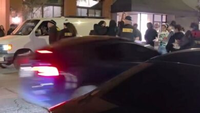 Возач калифорнијске Тесле убацује аутомобил у гомилу испред Редландс Тхе Ундергроунд бара