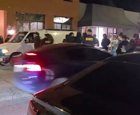 Возач калифорнијске Тесле убацује аутомобил у гомилу испред Редландс Тхе Ундергроунд бара