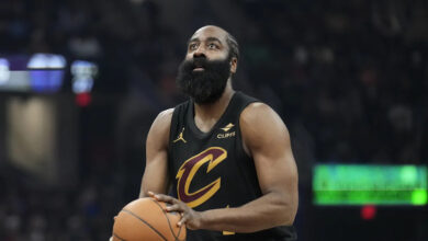 Звезда Кавалирса Џејмс Харден наводно је на процењивању након што је задобио прелом десног палца у победи над Никсима Звезда Кавалирса Џејмс Харден наводно је на процењивању након што је задобио прелом десног палца у победи над Никсима