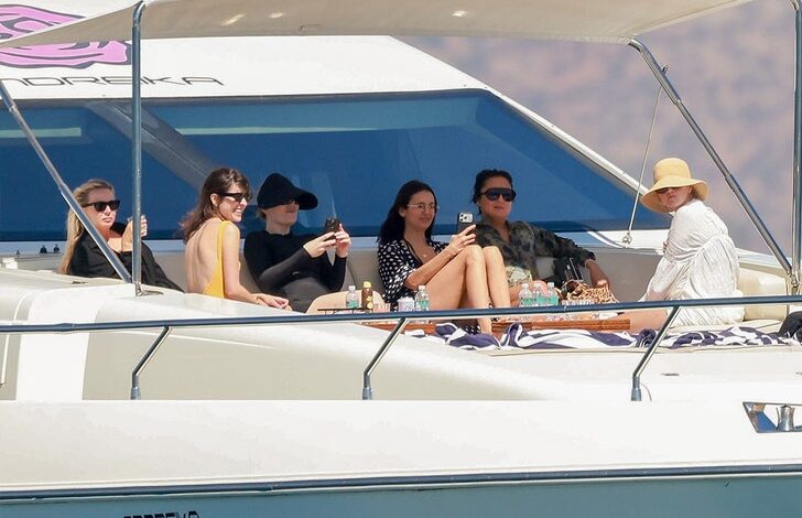 Селена Гомез и Нина Добрев појачавају топлину на Цабо јахти