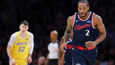 Кавхи Леонард је напустио Клиперсе-Лејкерсе у четвртој четвртини због болова у левом зглобу