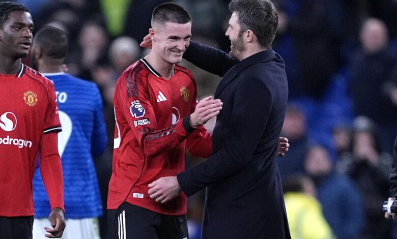 Мајкл Керик поздравља став победника меча Манчестер јунајтеда Бењамина Сеска