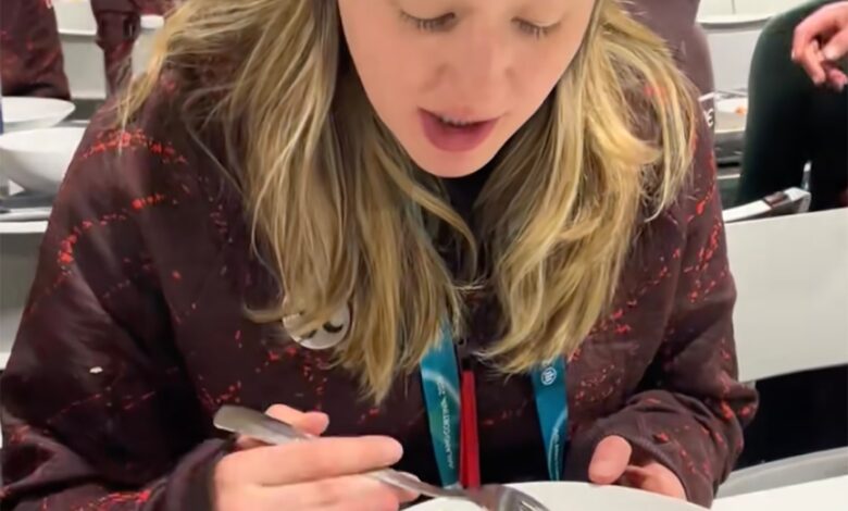 Спортисти италијанске хране једу у трпезарији