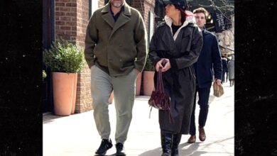 Дејвид Харбор излази са мистериозном женом док прескаче венчање Маје Хоук