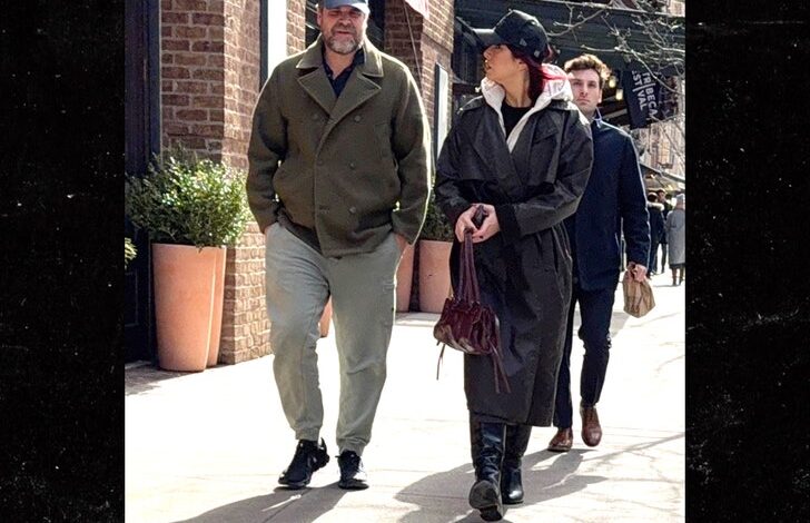 Дејвид Харбор излази са мистериозном женом док прескаче венчање Маје Хоук