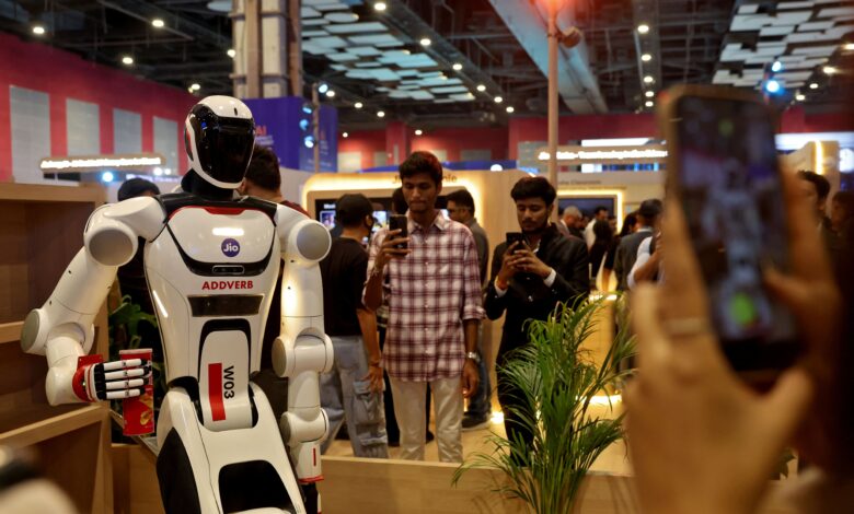 Водећи индијски самит АИ се спушта у хаос усред дугих редова и закључавања Модија