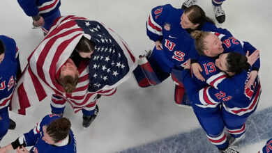 Сједињене Америчке Државе освајају своју трећу златну олимпијску медаљу у женском хокеју Сједињене Америчке Државе освајају своју трећу златну олимпијску медаљу у женском хокеју