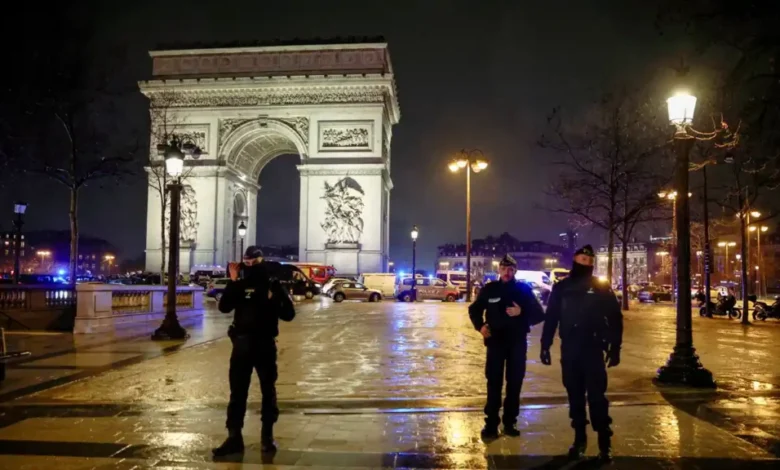 Полиција неутралисала човека ножем код Тријумфалне капије у Паризу
