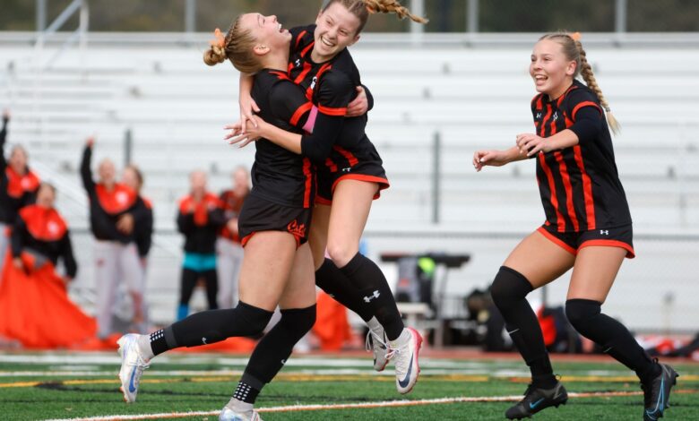 Абби Нелсон из Лос Гатоса је постигла три гола, Цатс је победио Миттија за ЦЦС утакмицу за титулу