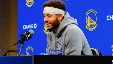 Ратници дају Сету Карију, млађем брату Стефа Карија, обавештење о повредама