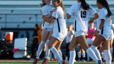 Свети Фрања зауставља напад Светог Игњатија, постиже два брза гола да освети нерешено и консолидује контролу над ВЦАЛ-ом