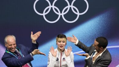 Алиса Лиу у позицији за медаљу у уметничком клизању; Глен, Левито се спотакне