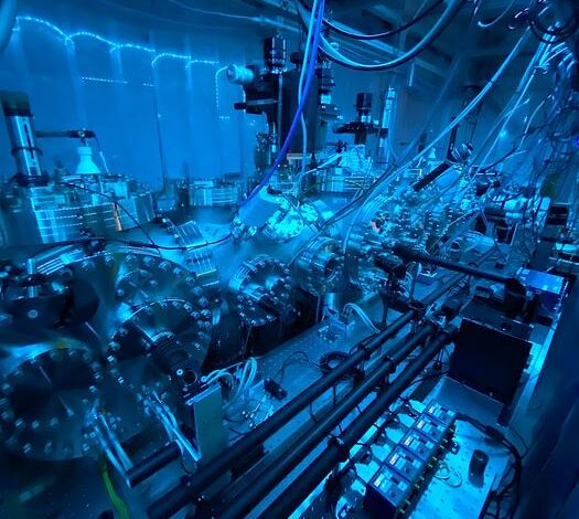 Физичари гурају хиљаде атома у стање „Шредингерове мачке“ – приближавајући квантни свет стварности него икада раније Физичари гурају хиљаде атома у стање „Шредингерове мачке“ – приближавајући квантни свет стварности него икада раније