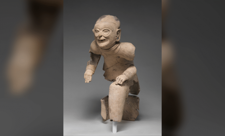 Тумацо-Толита седећи старешина: Овај приказ старог човека са борама стар 2000 година изазвао је страх у људима јер је имао „моћ“ Тумацо-Толита седећи старешина: Овај приказ старог човека са борама стар 2000 година изазвао је страх у људима јер је имао „моћ“