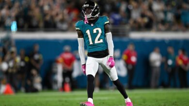 Тетоважа на грудима Трависа Хунтера супруге Леане и сина представљена је на фотографији у тренду на Дан заљубљених