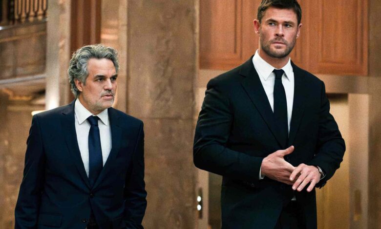 Зашто се Крис Хемсворт осећао ‘самосвесно’ глумећи са Марком Руфалом у филму ‘Злочин 101’