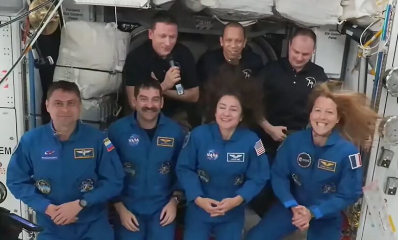 Свемирска станица се враћа у комплетан састав посаде након месец дана Свемирска станица се враћа у комплетан састав посаде након месец дана