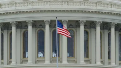 Један 18-годишњи младић је ухапшен испред америчког Капитола наоружан напуњеном сачмаром