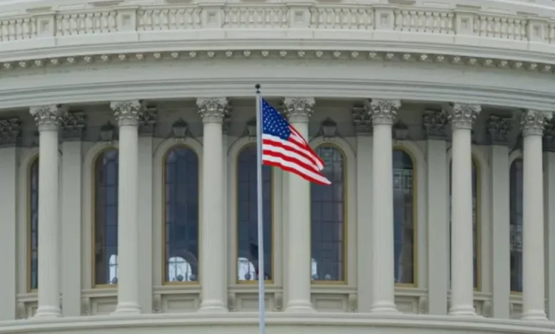 Један 18-годишњи младић је ухапшен испред америчког Капитола наоружан напуњеном сачмаром Један 18-годишњи младић је ухапшен испред америчког Капитола наоружан напуњеном сачмаром