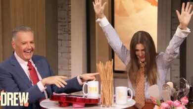 Древ Барриморе се гуши у штапићу за хлеб током кувања у ток шоу