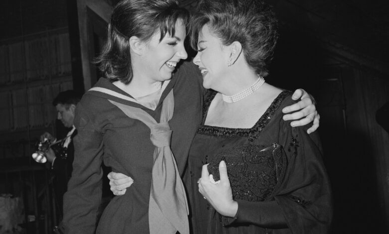 Лајза Минели каже да је ‘разјарена’ мама Џуди Гарланд покушала да је избаци са сцене Лајза Минели каже да је ‘разјарена’ мама Џуди Гарланд покушала да је избаци са сцене