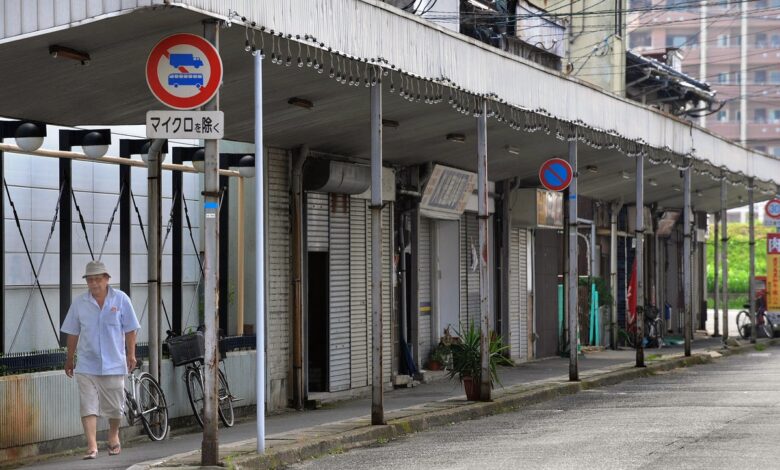 Јапанска полиција ухапсила мушкарца након што су три особе избодене ножем у библиотеци Јапанска полиција ухапсила мушкарца након што су три особе избодене ножем у библиотеци