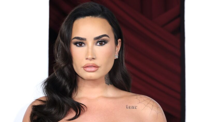 Деми Ловато наступа на додели награда ГЛААД, присуствује тим ‘Хеатед Ривалри’ Деми Ловато наступа на додели награда ГЛААД, присуствује тим ‘Хеатед Ривалри’