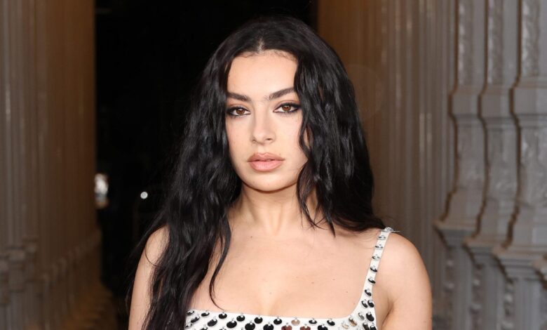 Водитељ СмартЛесс-а Џејсон Бејтман суочава се са одговором на питања Цхарли кцк