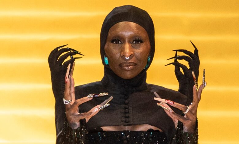 Синтија Ериво решава притужбе након употребе аутоцуе у новој емисији Дракула