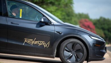 Која је разлика између Теслиног сајбер таксија и роботакса?