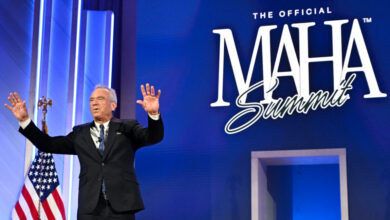 МАХА маме прете да ће преокренути овај ауто док РФК Јр. окреће пестицид МАХА маме прете да ће преокренути овај ауто док РФК Јр. окреће пестицид