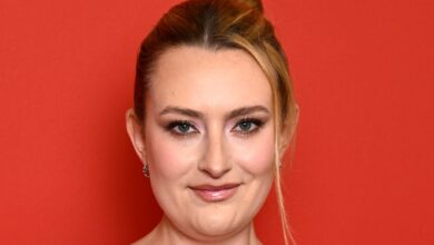 Амелија Димолденберг из Цхицкен Схоп Дате-а глуми водитељку интервјуа са славним личностима у новој романтичној комедији