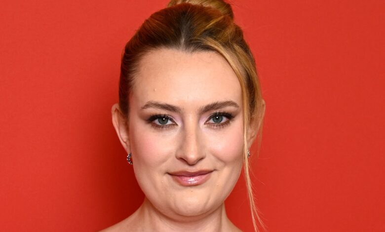 Амелија Димолденберг из Цхицкен Схоп Дате-а глуми водитељку интервјуа са славним личностима у новој романтичној комедији