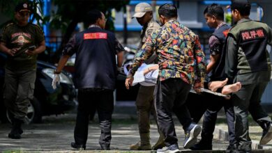 Смрт 14-годишњег дечака „погођена полицијском кацигом у лице“ изазвала бес и шок у Индонезији